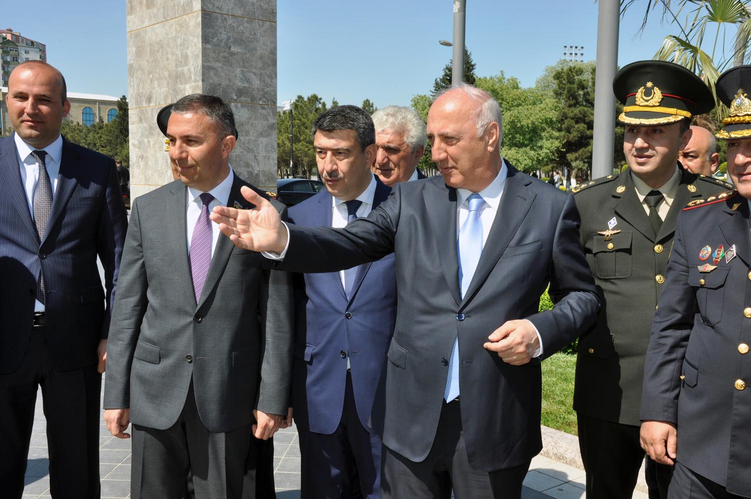Sahibkarlar: "İcra başçısı dükanları qanunsuz sökür"
