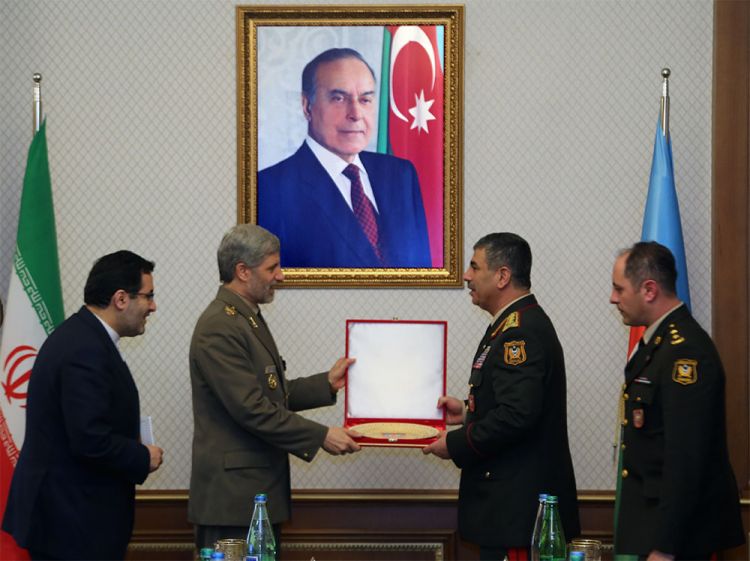 Zakir Həsənov İranın müdafiə naziri ilə görüşüb