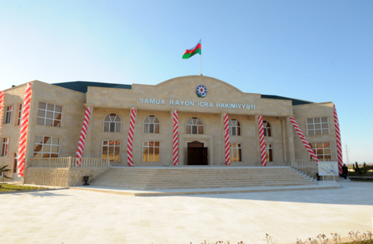 Daha bir qazi icra hakimiyyətinin qarşısında özünü yandırıb