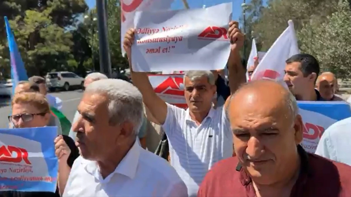ADR Partiyası Ədliyyə Nazirliyinin qarşısında etiraz aksiyası keçirib