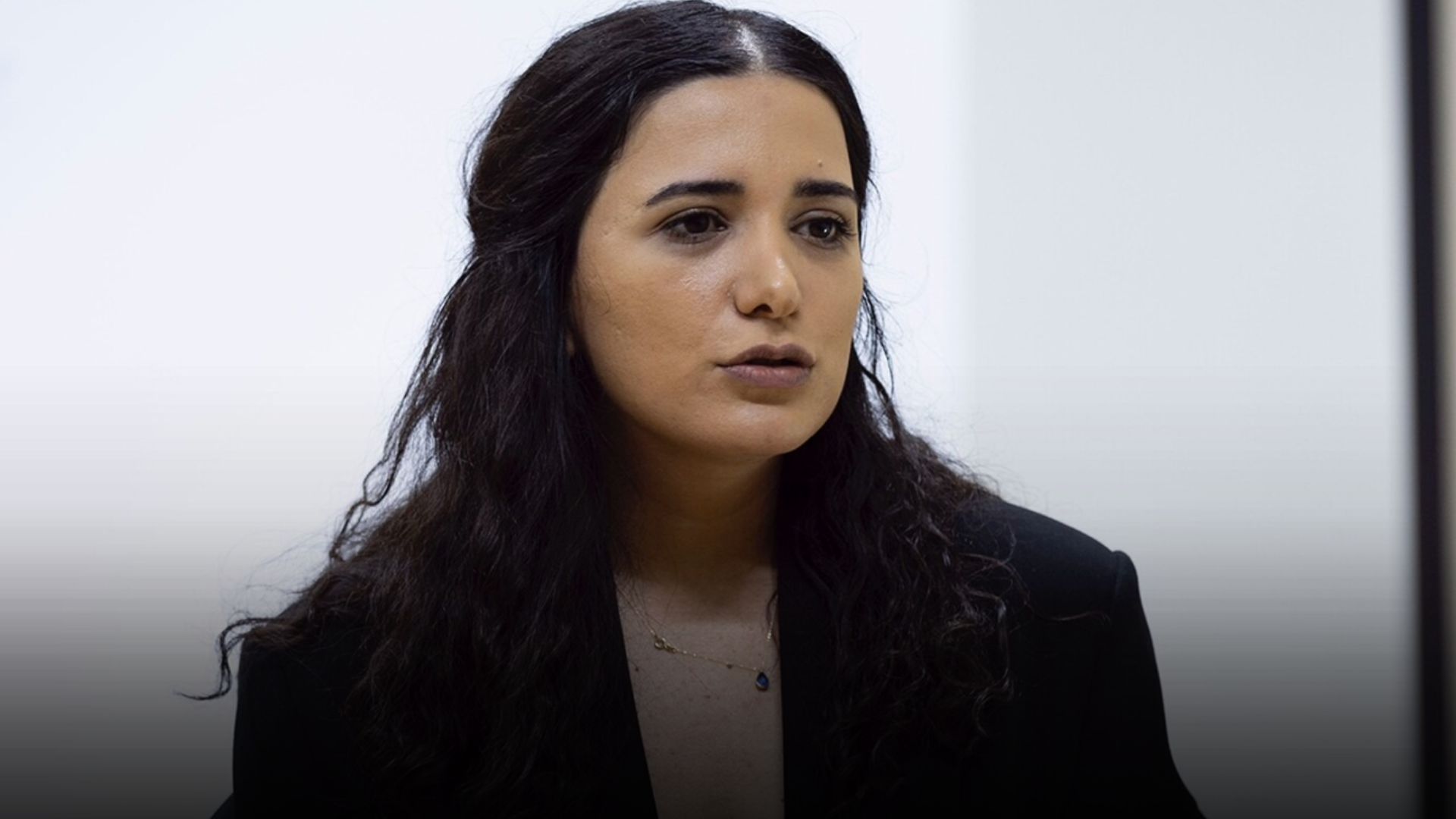 “QHT işi” üzrə təqsirləndirilən Nərgiz Muxtarovanın məhkəməsi başlayıb, vəkil məhkəmə tərkibinə etiraz edib