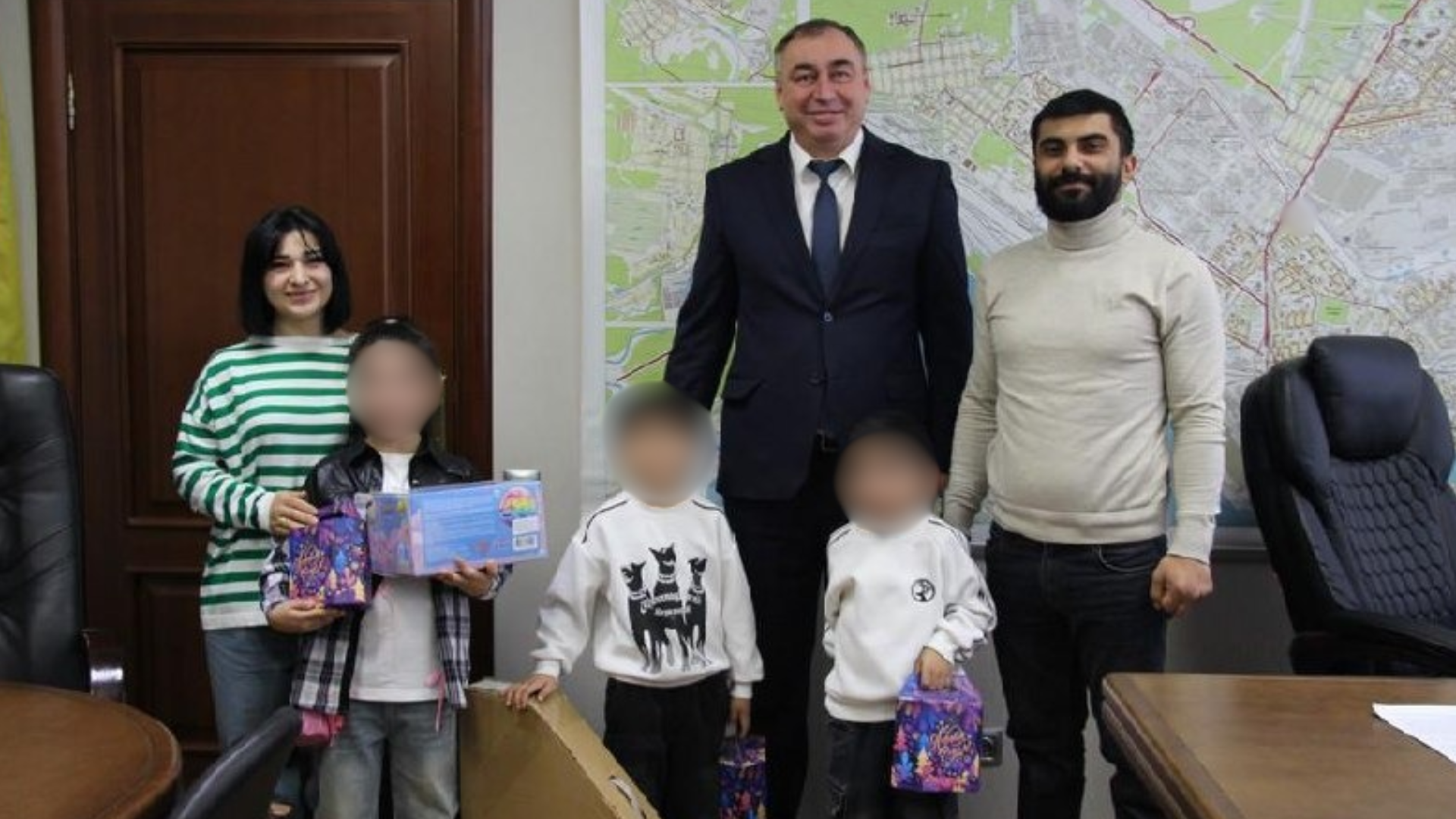 Yekaterinburqda azərbaycanlı ailəyə hədiyyə verən məmur millətçi tənqidlərə məruz qalıb