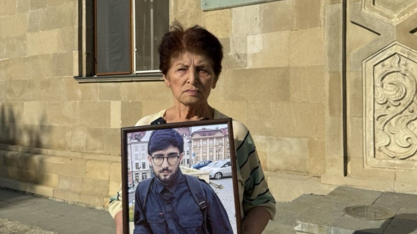 Nənəsi Bəhruz Səmədovla əlaqə saxlamağa imkan verilmədiyini deyir