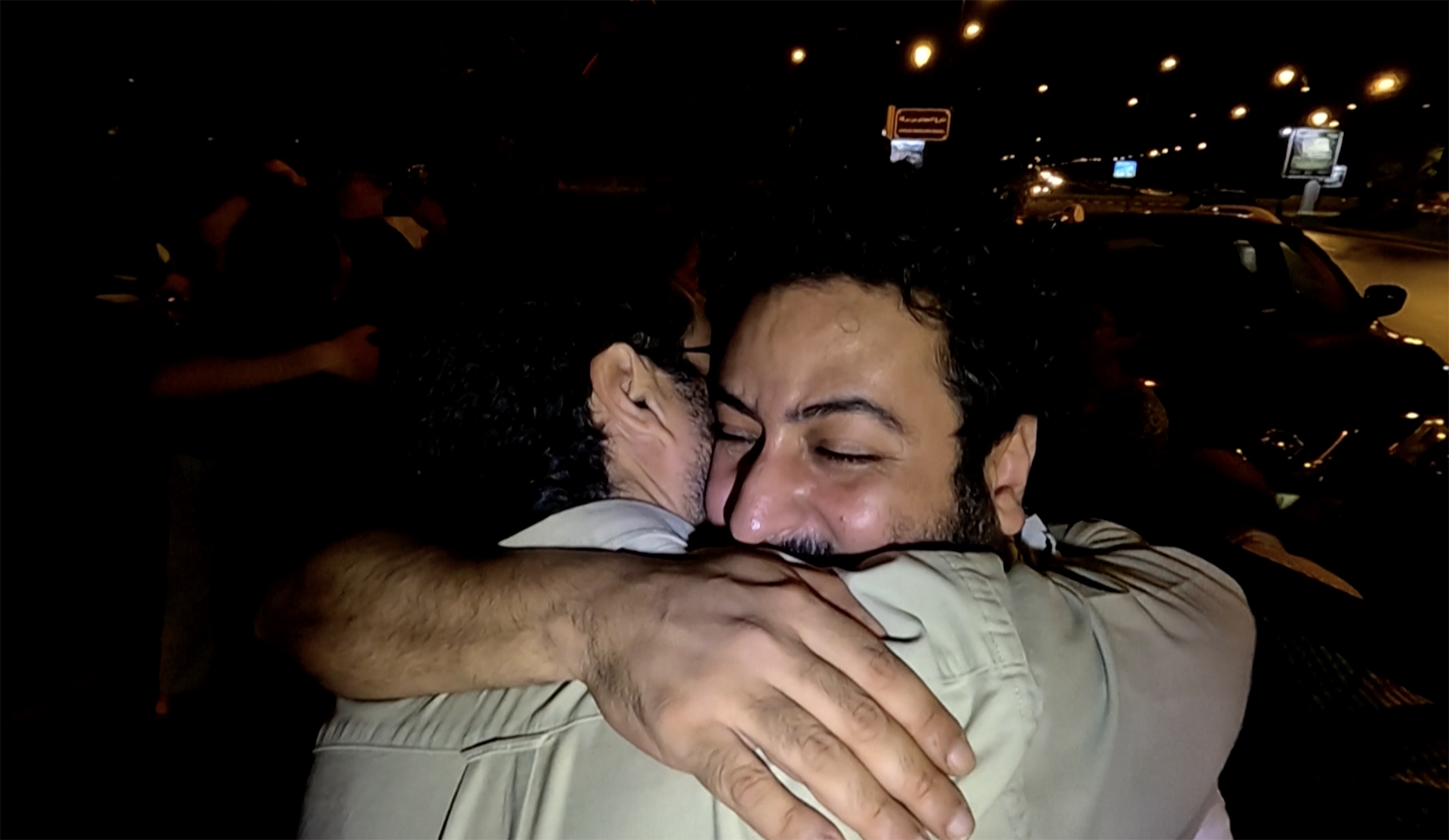 Jurnalist Ömər Radi azadlığa buraxılarkən. Foto: Hicham Rafih/AFPTV/AFP