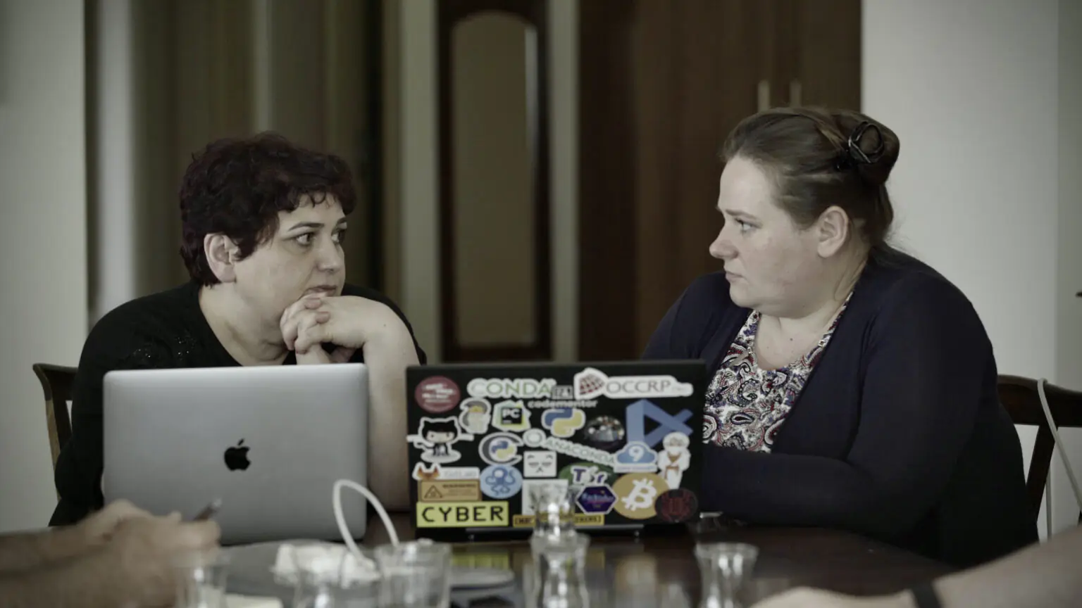 Jurnalist Xədicə İsmayıl və "OCCRP"nin "Pegasus" layihəsi jurnalisti Miranda Patruçiç. Foto: PBS/Forbidden Films