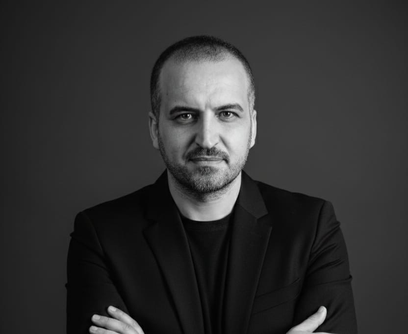 Avropa və Yaxın Şərq məsələlərinə diqqət yetirən Beynəlxalq Münasibətlər üzrə tədqiqatçı İzat Noah