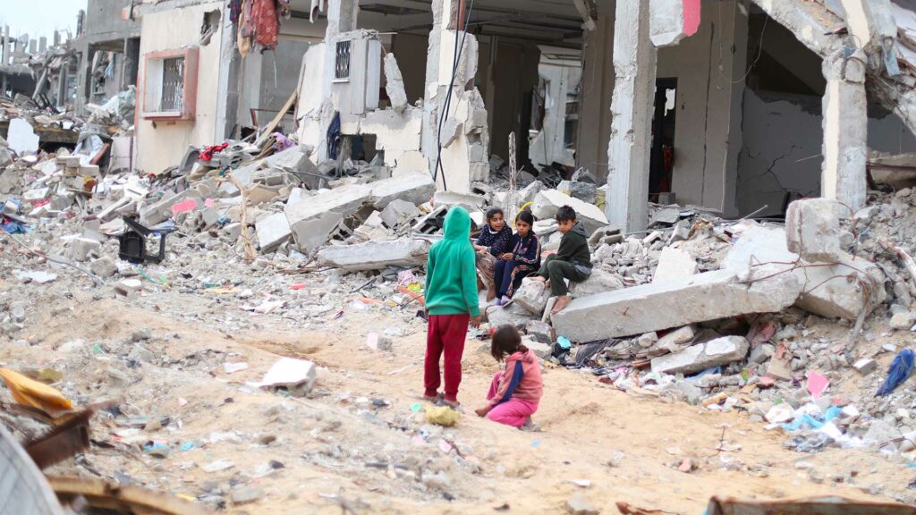 Gaza-Bambini in mezzo alle macerie