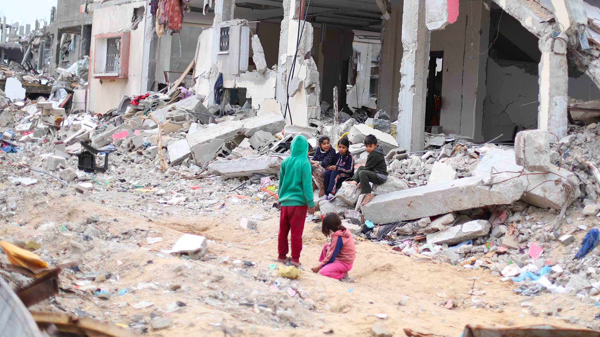 Gaza-Bambini in mezzo alle macerie