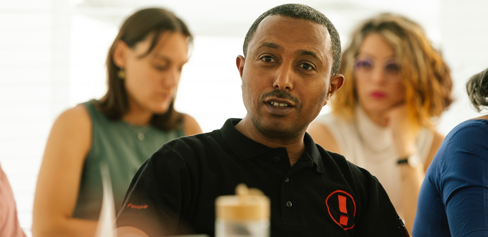 Nigus Simane, Head of Fundraising di ActionAid Etiopia, in riunione negli uffici di Milano di ActionAid Italia.
