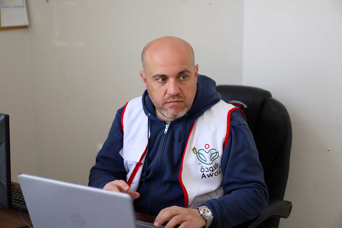 Dottor Mohammed Salha seduto alla scrivania