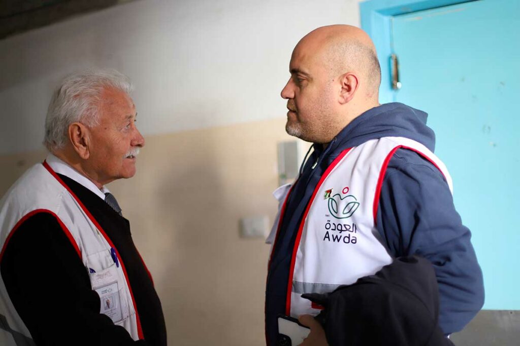 Dottor Mohammed Salha parla con un altro medico dell'ospedale Al-Awda
