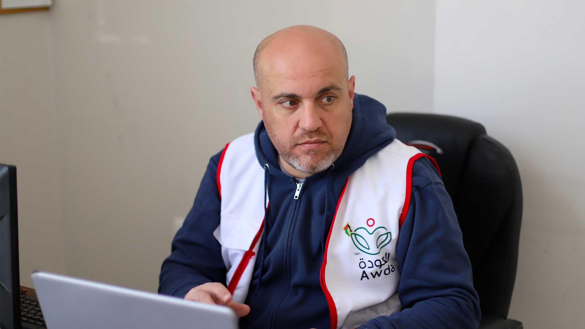 Dottor Mohammed Salha seduto alla scrivania con aria pensierosa