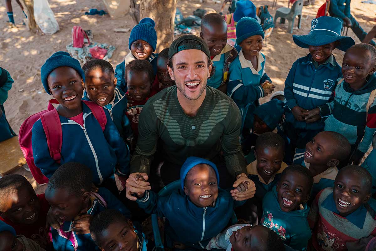 Giuseppe Bertuccio D’angelo in mezzo a un gruppo di bambini sorridenti