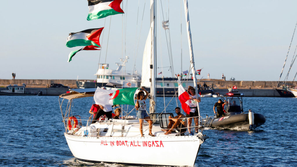 Una barca della flotilla con la scritta su un fianco: all in boat, all in Gaza