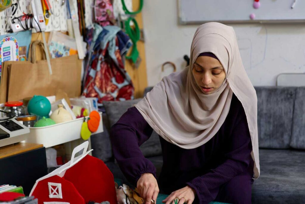 Hanin prepara i giocattoli nel suo laboratorio