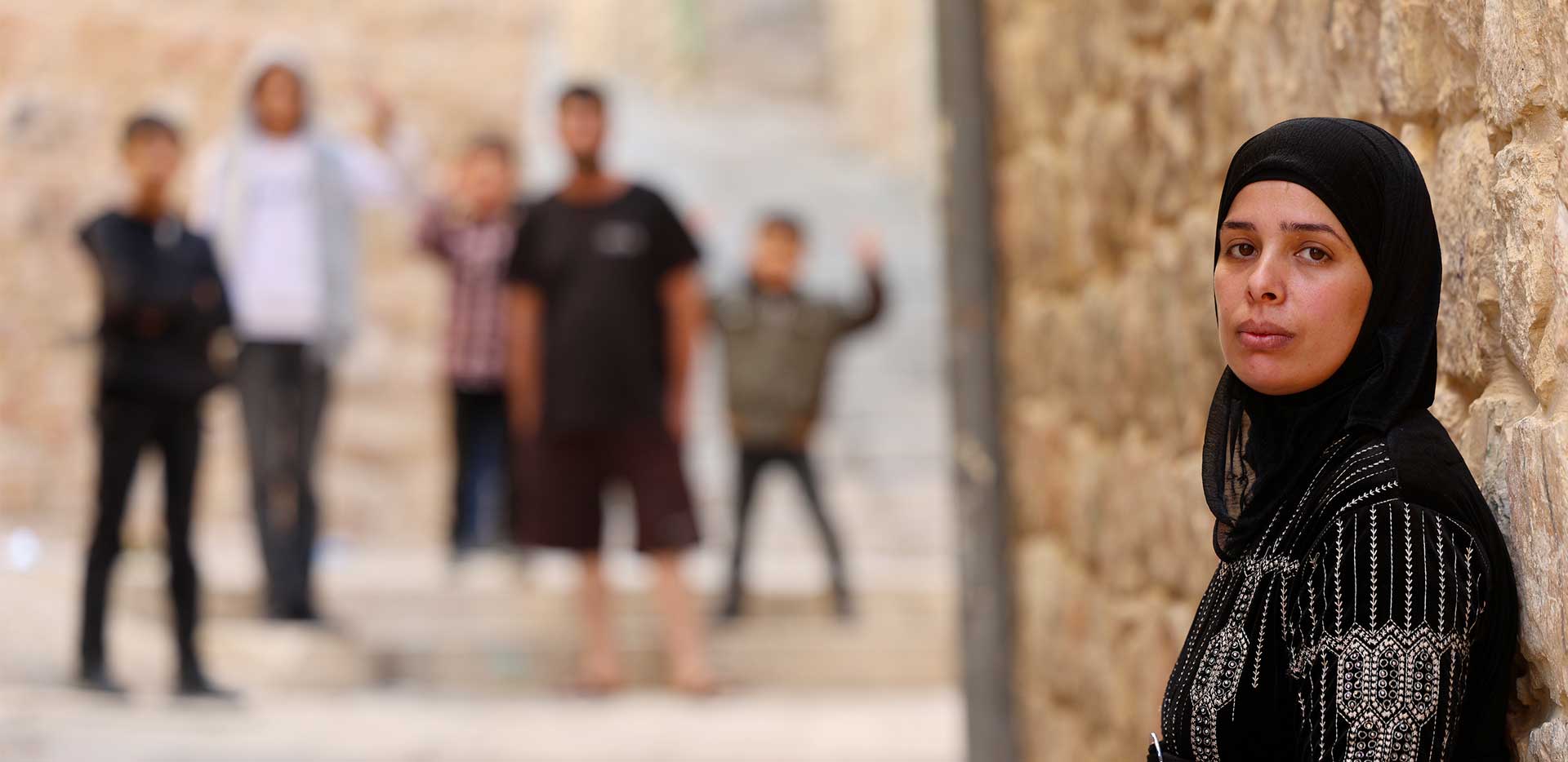 Volto in primo con sguardo malinconico di Nisreen