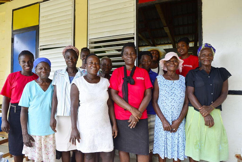 Un gruppo di donne sorridono verso l'obiettivo.