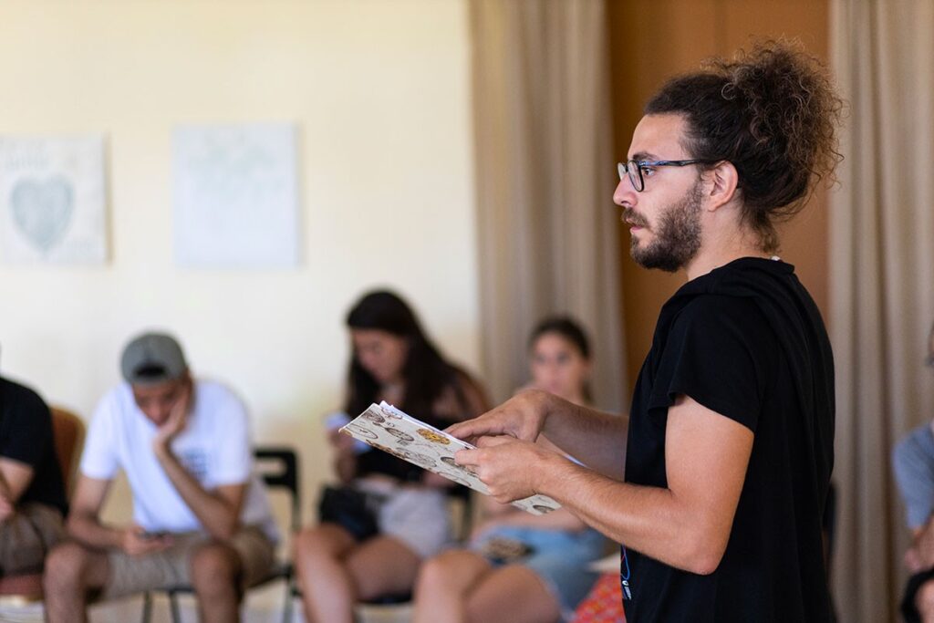 Un attivista durante un forum