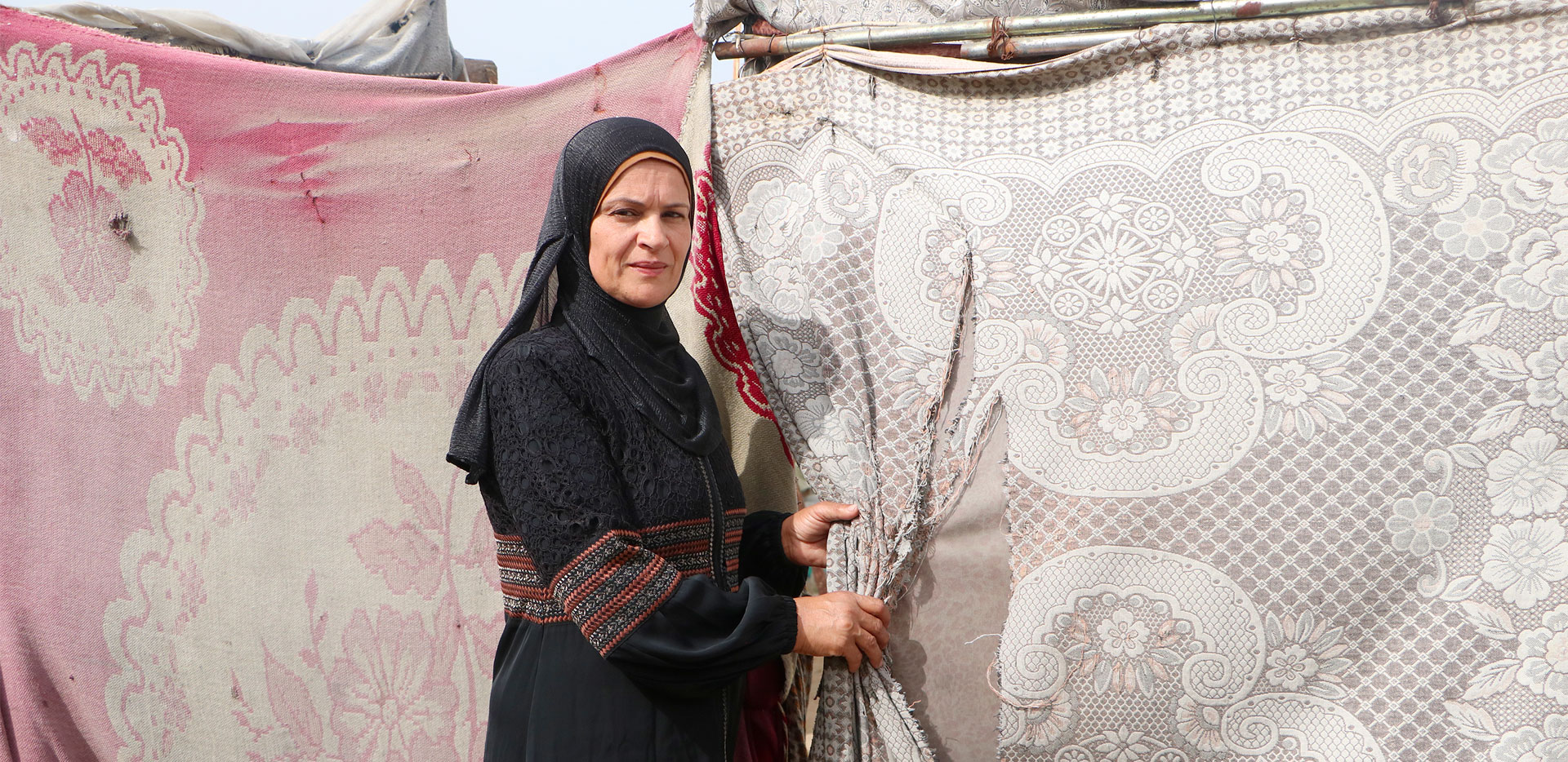 Taghreed una donna palestine davanti alla sua tenda che è diventata la sua casa