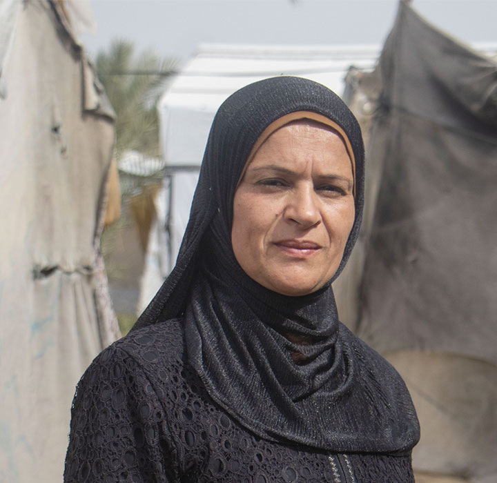 Il primo piano del viso di Taghreed una donna palestine rifugiata in una tedopoli