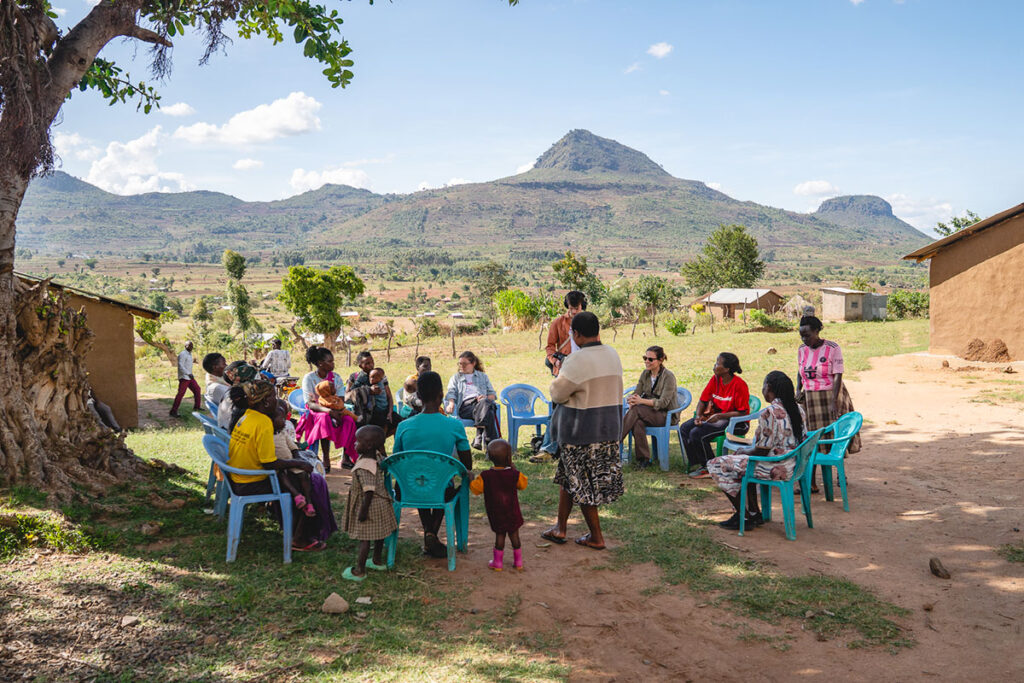 Uganda. Un gruppo di donne sedute in cerchio nel progetto del podcast Una per tutte