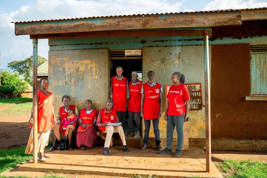 Uganda. Un gruppo di operatori sono all'eterno del centro di accoglienza