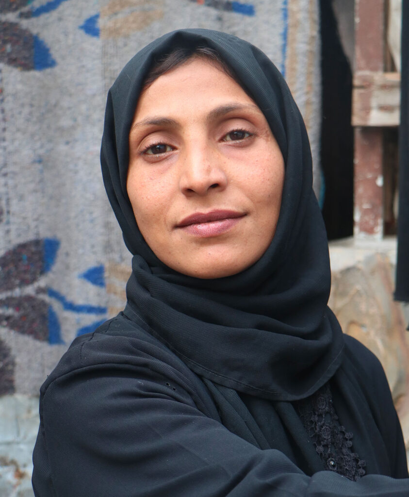 Il viso in primo piano di Wisal, sfollata da Rafah a Khan Younis.