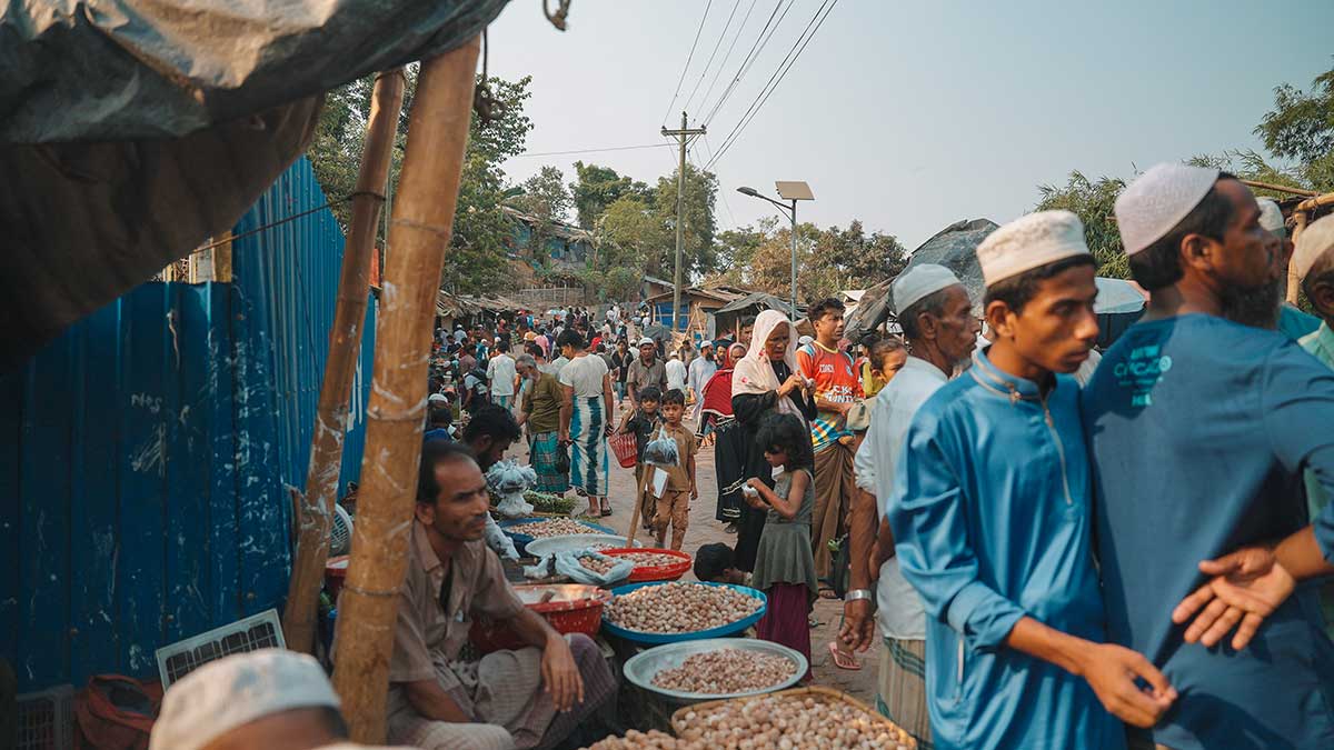 Un nercato improvvisato dentro al Cox's Bazar dove ognuno vende quello che ha a disposizione