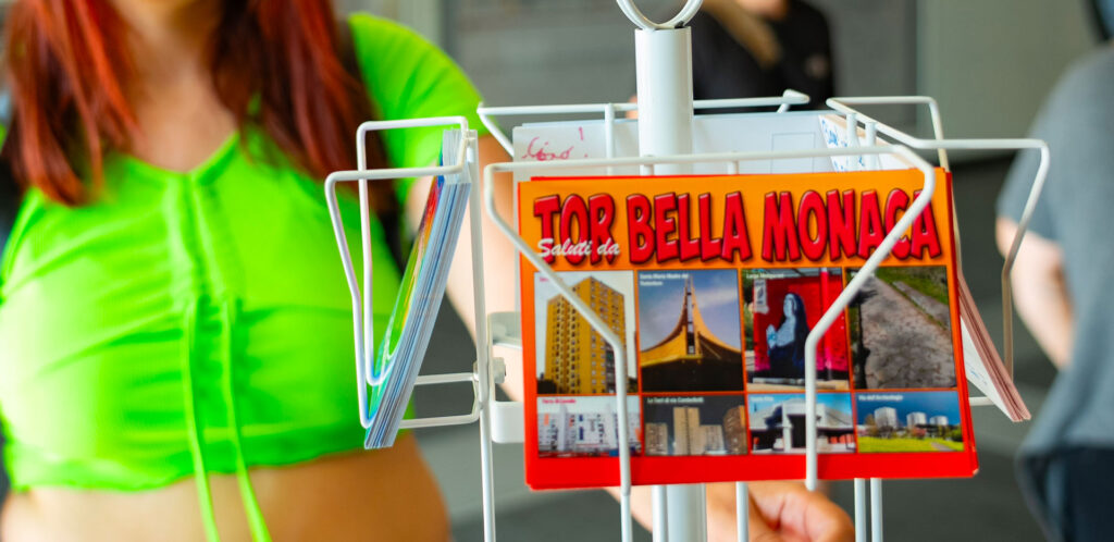 Una cartolina di Tor Bella Monaca inquadrata in primo piano