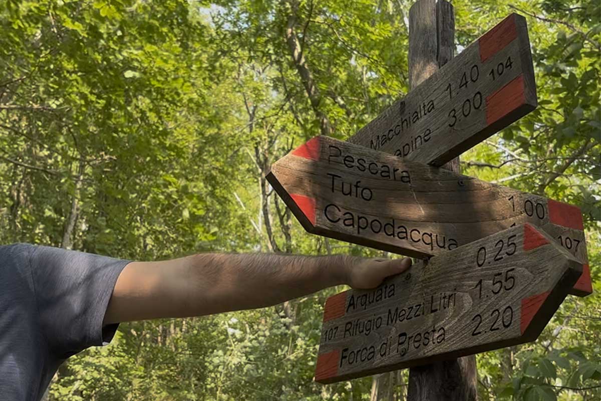 Cartelli di indicazione dei camminamenti durante il cammino nelle terre mutate indicano Pescara, Tufo, Capodacqua e Forca di Presta con i rispettivi km di distanza.