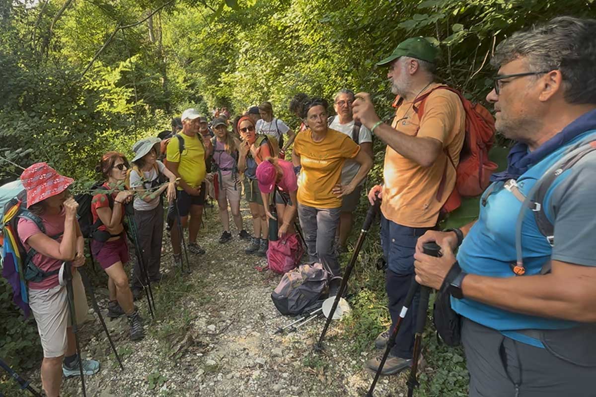 In gruppo di camminatori che partecipa al Cammino nelle Terre Mutate sta coordinando il viaggio