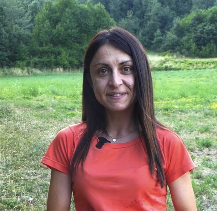 Il primo piano di Julia, una delle sorelle di Ubi Maior produttrice di zafferano ad Accumoli