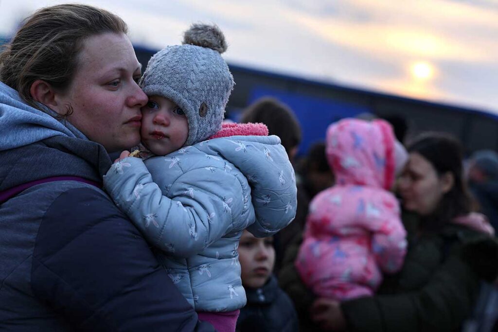 Una donna uncraina tiene in braccio il suo bambino