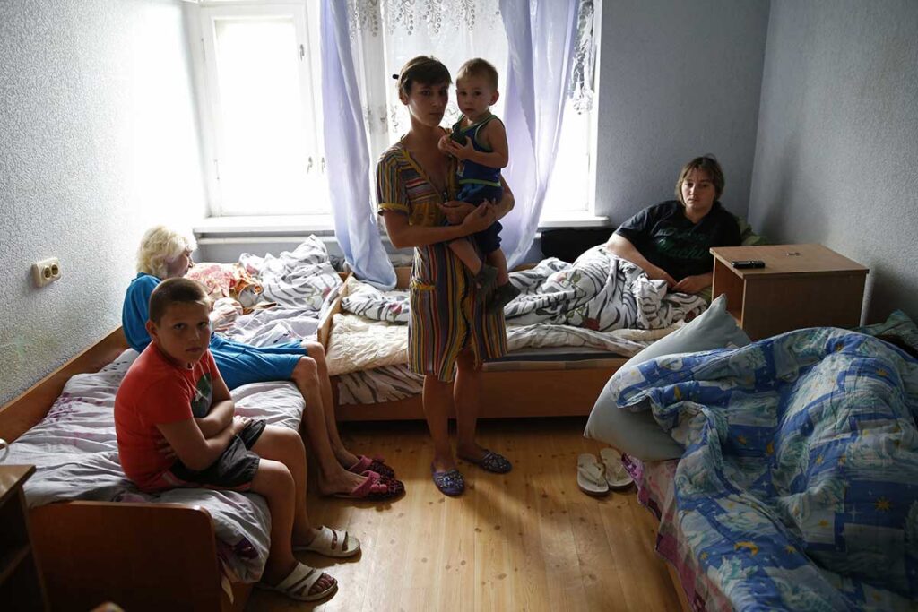 Donne ucraine in una stanza da letto con bambini minori