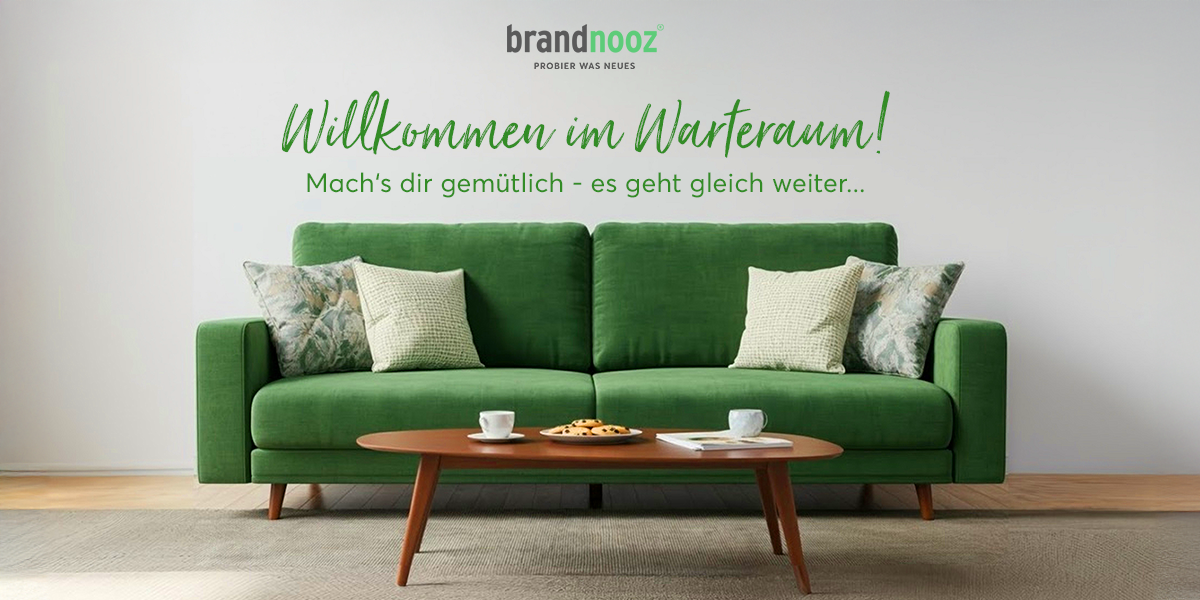 Willkommen im Warteraum! Mach's dir gemütlich auf dieser super gemütlichen grünen Couch. Gleich geht's weiter...
