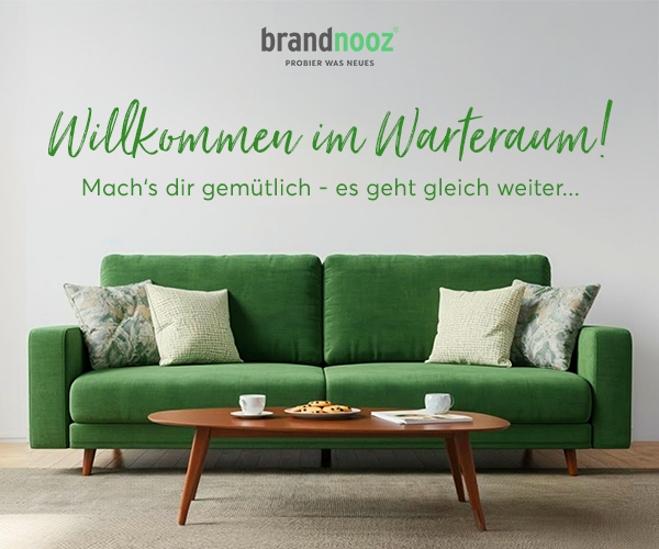 Willkommen im Warteraum! Mach's dir gemütlich auf dieser super gemütlichen grünen Couch. Gleich geht's weiter...