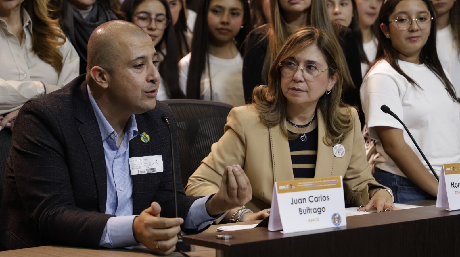 Diálogo durante la rueda de prensa en el Congreso de la República