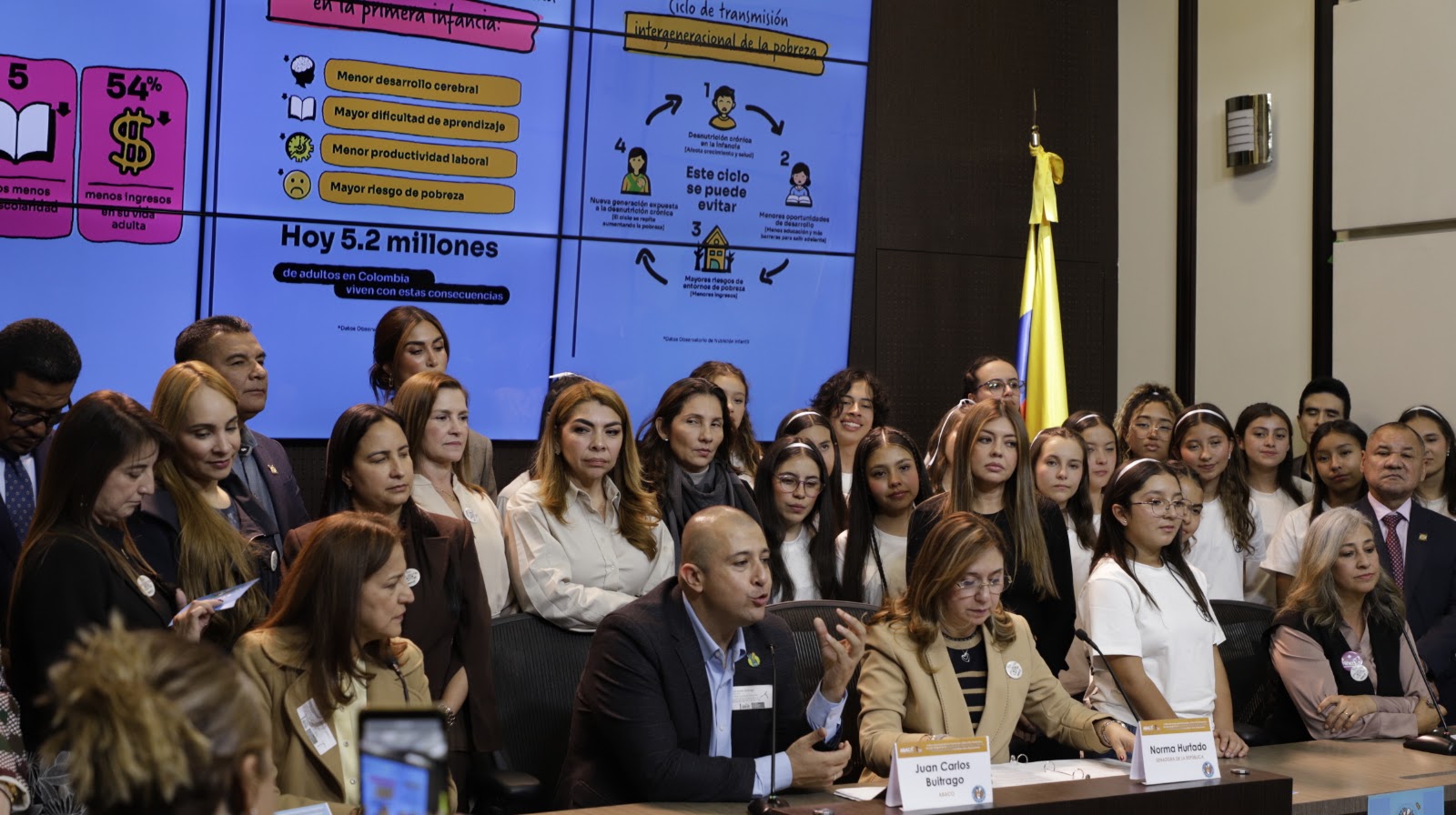 Asistentes a la rueda de prensa frente a la presentación de cifras sobre desnutrición crónica