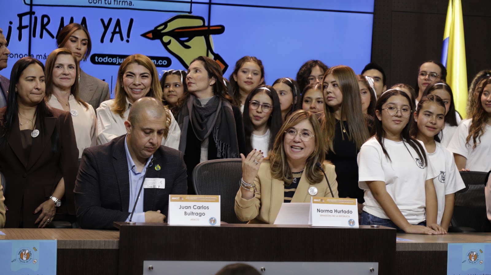 La senadora Norma Hurtado y Juan Carlos Buitrago, director ejecutivo de ABACO, en la rueda de prensa en el Congreso