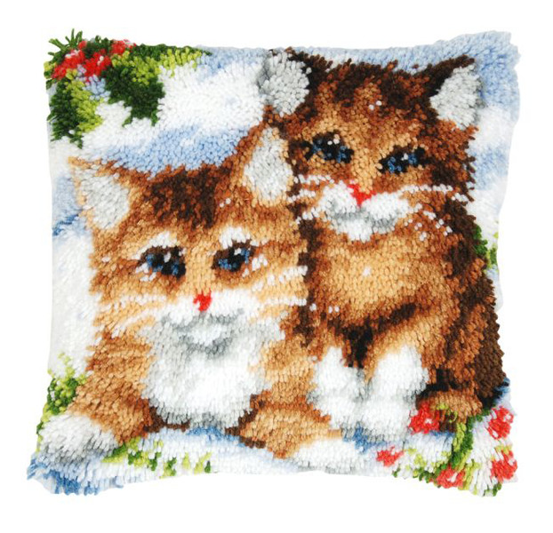 Ryijytyynynpäällinen Kissaleikki lumeessa