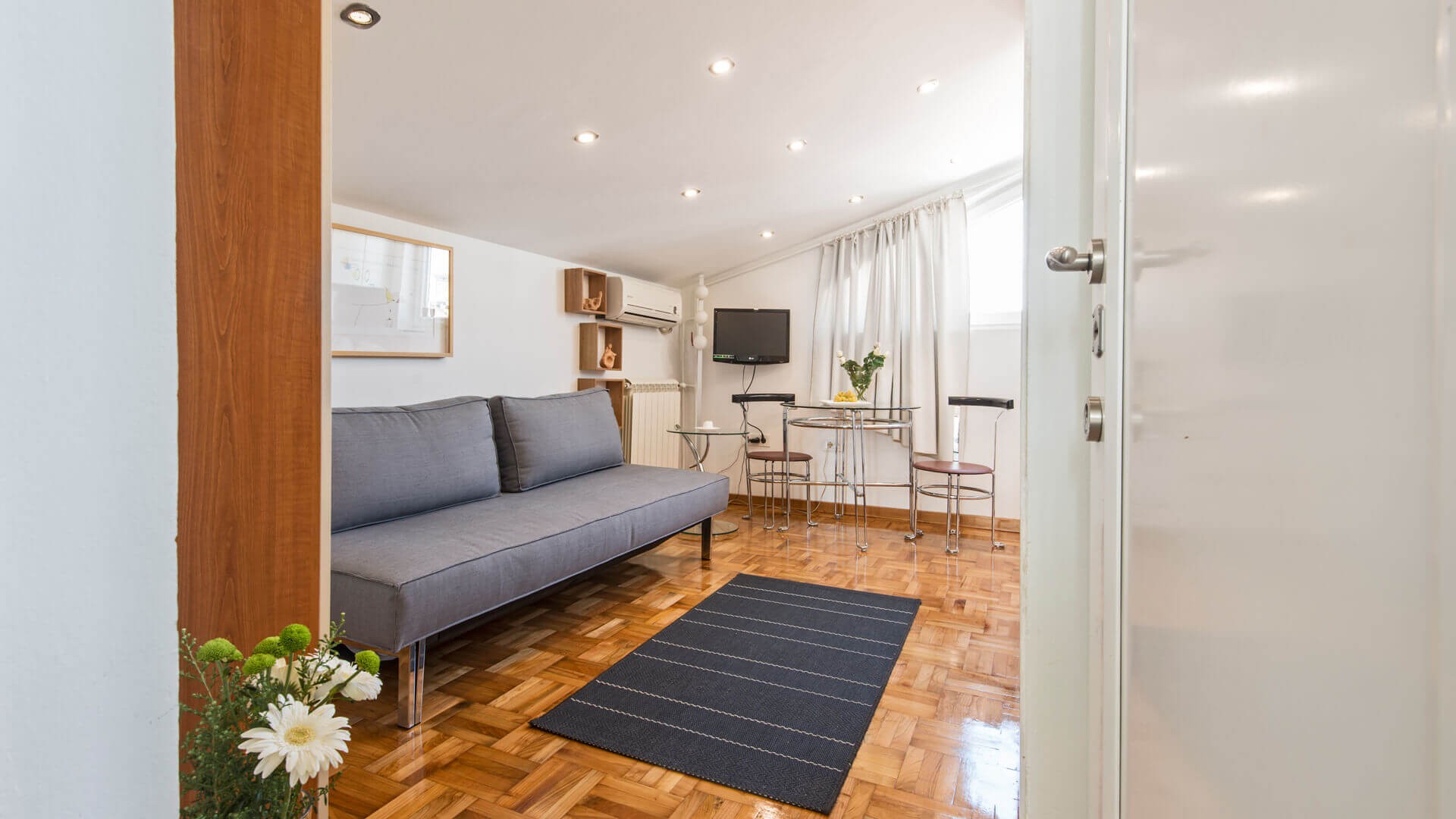 Jeftin apartman A1 Stan ulaz