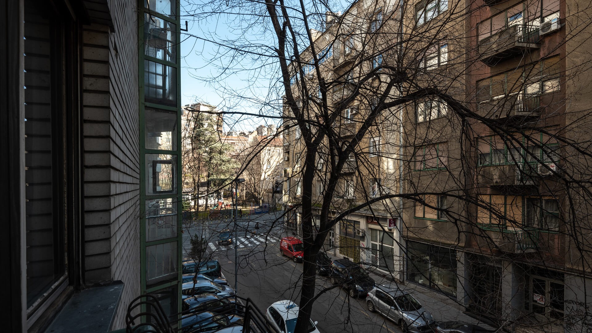 Jeftin apartman A6 Ulica ispred stana