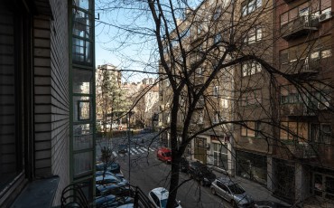 Jeftin apartman A6 Ulica ispred stana