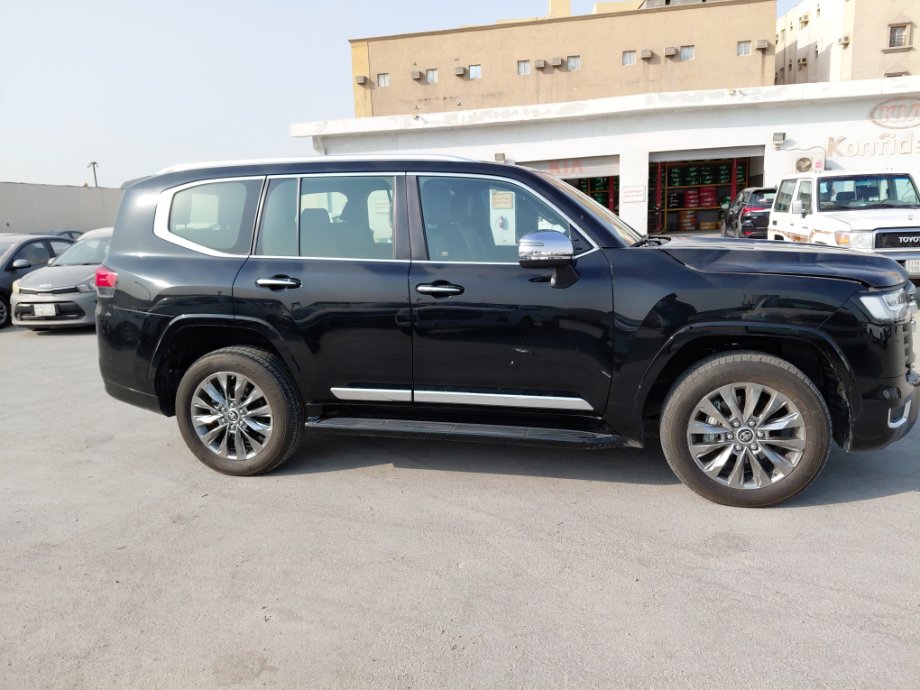 Toyota Land Cruiser Wagon VXR 2024 image