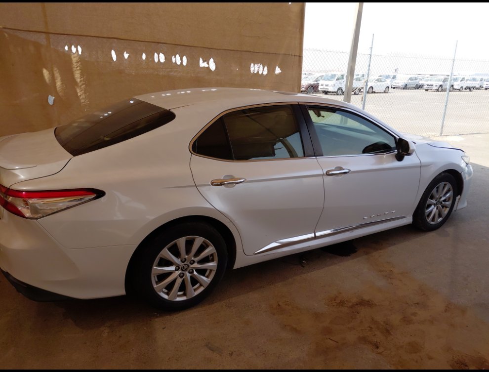 Toyota Camry GLE   2020 image