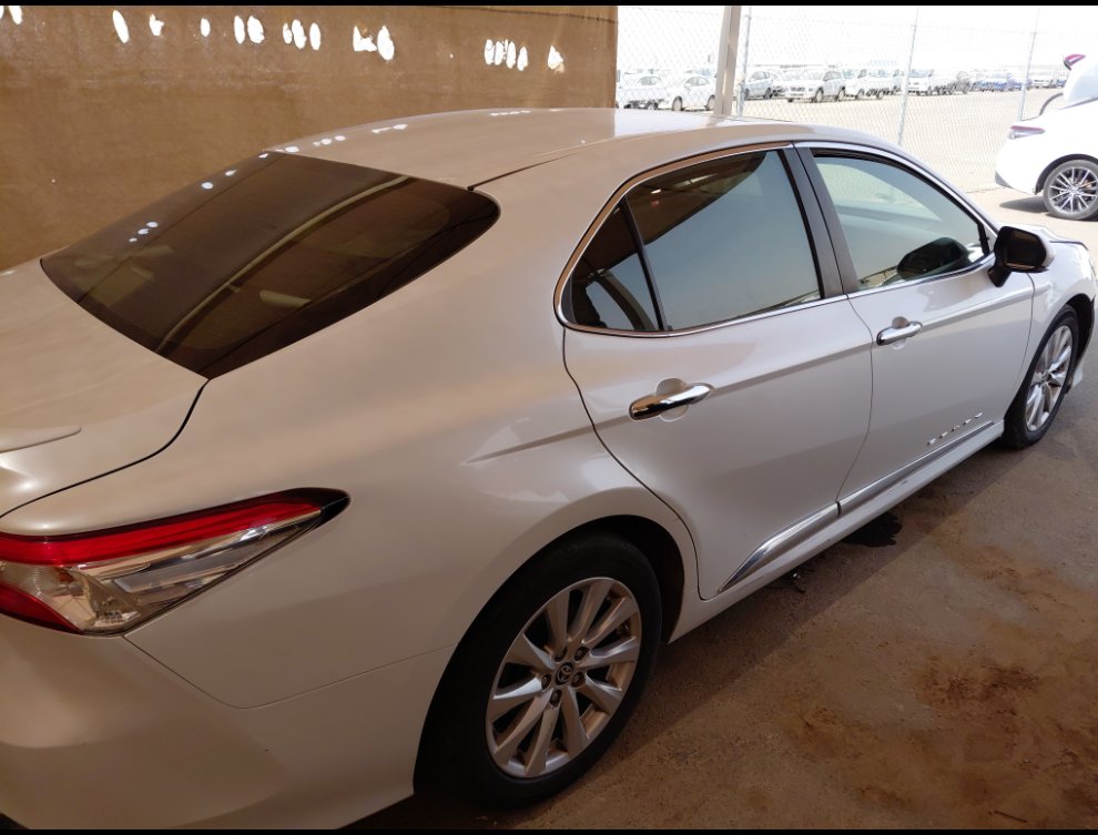 Toyota Camry GLE   2020 image