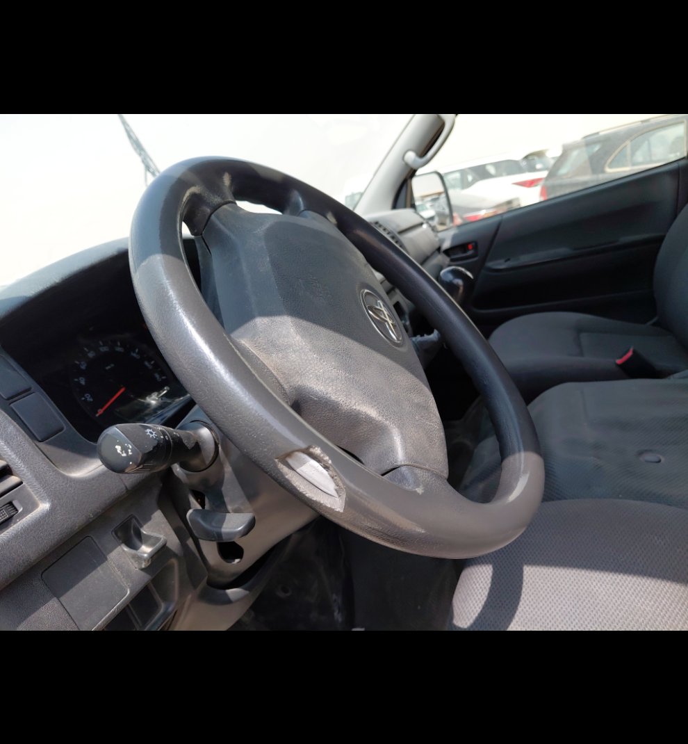 Toyota Hiace Bus  2017 image