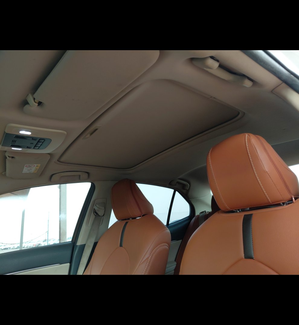 Toyota Camry GLE HEV 2020 image