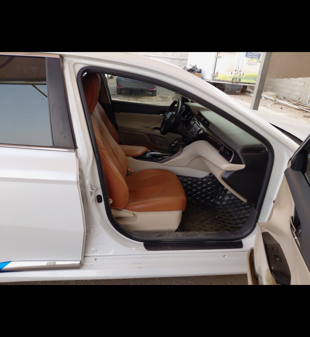 Toyota Camry GLE HEV 2020 image