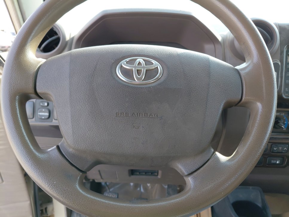 تويوتا لاند كروزر بيك أب LC70 DLX 2016 image